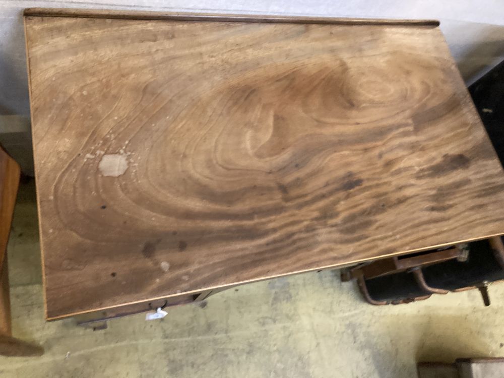 A kneehole dressing table, width 95cm depth 56cm height 76cm